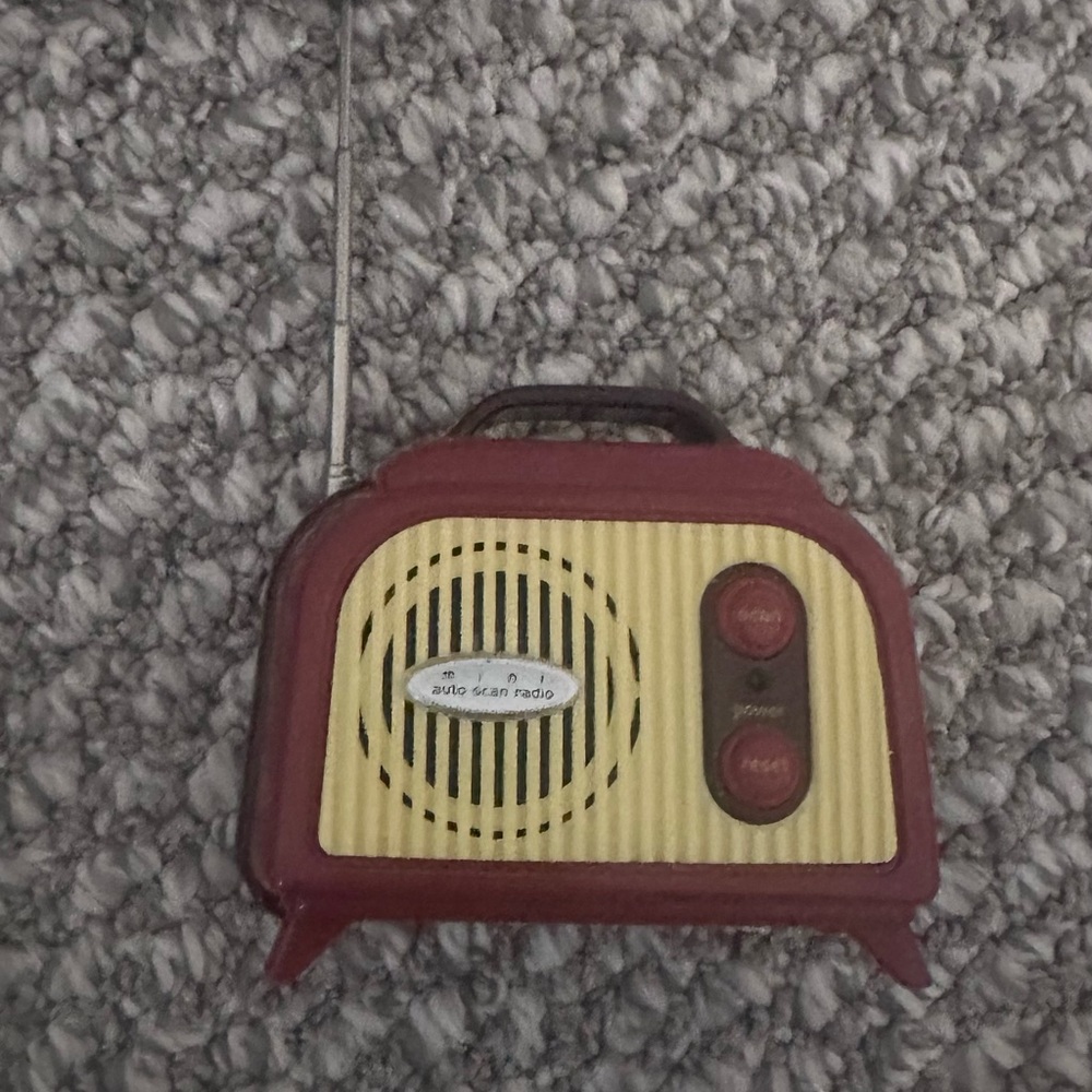 Mini Retro Radio - Red and Tan - Picture 2 of 2